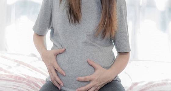 أسباب تحجر بطن الحامل قبل الولادة وطرق العلاج