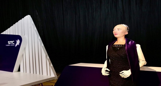 الروبوت «صوفيا» تطمئن الموظفين : «ليس هدفنا استبدال البشر»