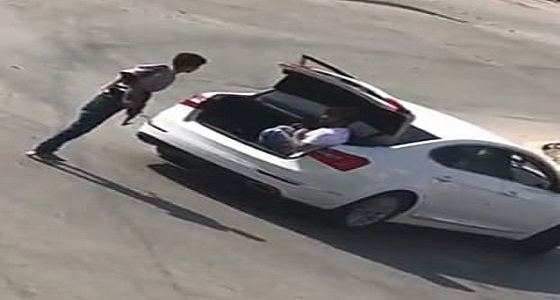 بالفيديو.. لحظة خطف شاب في  سيارة أحد المسلحين بالرياض 
