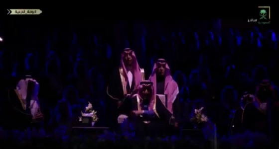 بالفيديو.. خادم الحرمين يؤدي العرضة في حفل بوابة الدرعية