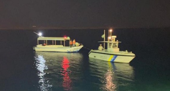 حرس الحدود ينقذ 4 أشخاص تعطل قاربهم بالبحر