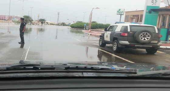 بالصور.. هطول أمطار غزيرة بجازان وتحذيرات من السيول بخطبة الجمعة