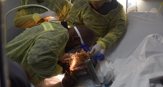 مدني الرياض يباشر احتجاز يد امرأة في فرامة لحوم