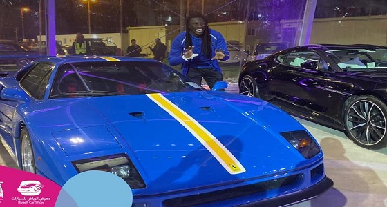 لاعبو الهلال يتفقدون سياراتهم الجديدة في معرض الرياض