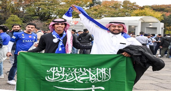 بالصور.. جماهير الهلال ترتدي الزي السعودي أمام ملعب سايتاما
