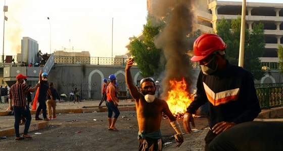 319 قتيلا في تظاهرات العراق.. ومحتجون يغلقون معبرًا مع إيران