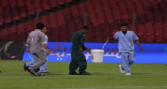 إيقاف مباراة الفيحاء وعكاظ بعد دخول ثعبان أرضية الملعب (فيديو)