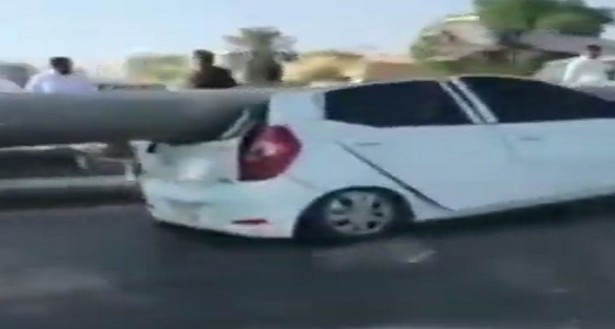 بالفيديو..لحظة سقوط عمود إنارة ضخم على مركبة أثناء سيرها