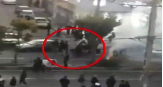 فيديو يكشف استهداف الحرس الثوري الإيراني للمتظاهرين بالرصاص الحي