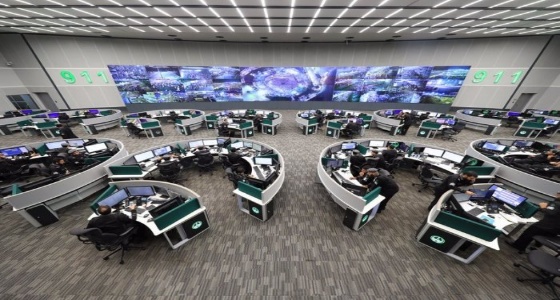 اصطدام شاحنتان وسقوط حمولة إحداهما في جدة