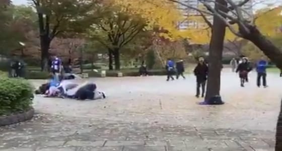 صلاة جماعة ومشجع نصراوي.. أبرز لقطات الجماهير الهلالية أمام ملعب «سايتاما»