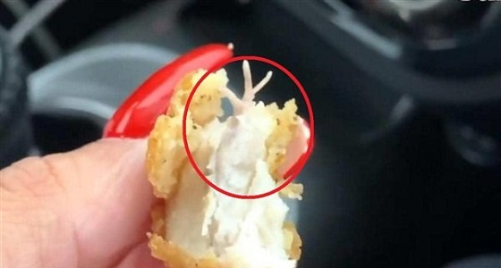 امرأة تجد قدم دجاجة داخل وجبة «ناغتس» من مطعم شهير