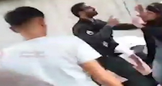 شاهد.. شرطي إيراني يضرب ويعنف فتاة بشكل وحشي لعدم ارتدائها الحجاب