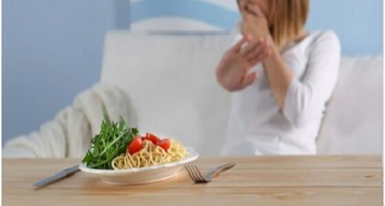 تواجد خصل الشعر بـ أطباق الطعام لا يدعو للقلق