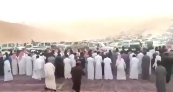 بالفيديو.. شباب يتسابقون لأداء صلاة المغرب جماعة في إحدى صحاري المملكة