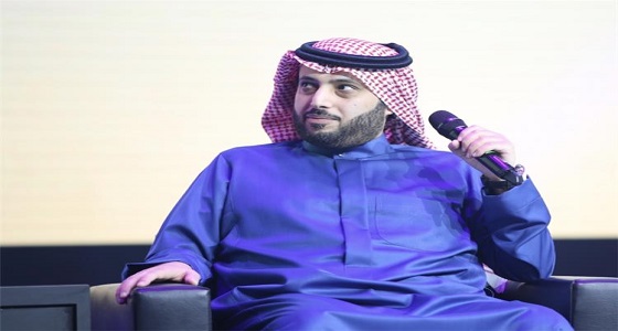 تركي آل الشيخ يفاجيء طفل بعد تصرفه العفوي بموسم الرياض