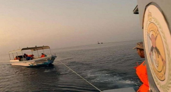 حرس الحدود ينقذ 4 أشخاص تعطل قاربهم في البحر بالمدينة المنورة