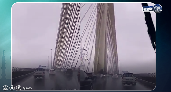 بالفيديو.. الجسر المعلق بالرياض يغرق بمياه الأمطار الغزيرة  