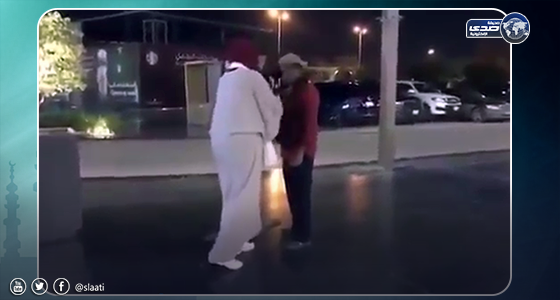 بالفيديو.. فتاة تعطي عامل نظافة ملابس وتساعده في ارتداء غطاء لرأسه