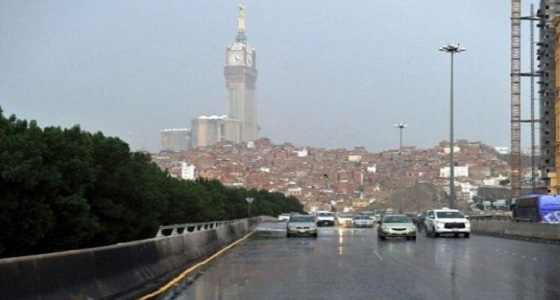 «الأرصاد» و «مدني مكة» ينبهان من استمرار هطول الأمطار الرعدية