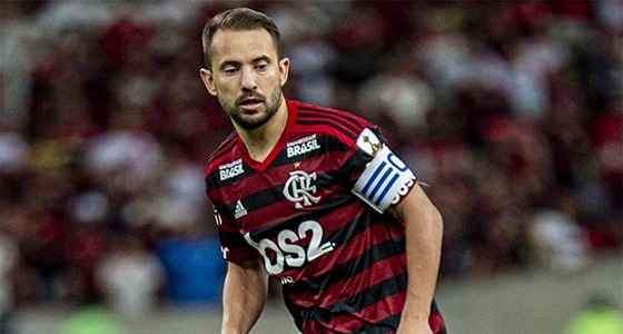 نجم فلامنجو يكشف ما قاله خيسوس لهم عن الهلال