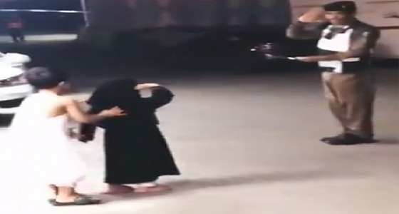 بالفيديو.. رجل أمن مع طفلة أدت له التحية العسكرية