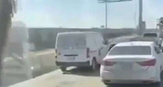 بالفيديو.. قائد سيارة يتذمر من حفر طريق بالرياض