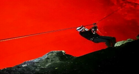 بالفيديو والصور.. مغامر سعودي يتسلق بركان «زماسيا» النشط