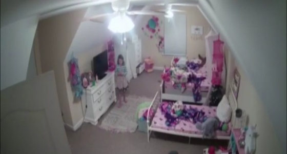 اختراق كاميرا غرفة نوم فتاة بواسطة «هاكر»