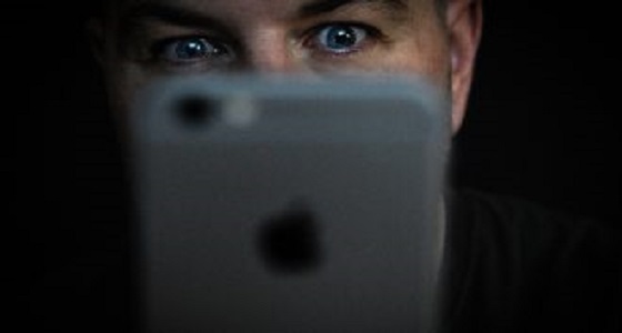 وافد يصور فتاة من تحت التنورة