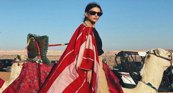 بالفيديو والصور.. عارضات أزياء تؤديان الرقصة النجدية في الرياض