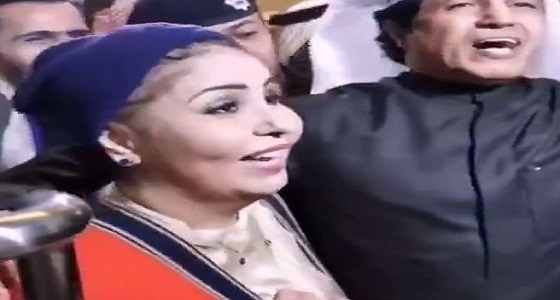 بالفيديو.. أهالي الكويت يستقبلون فجر السعيد بالزغاريد بعد عودتها من رحلة علاجية  