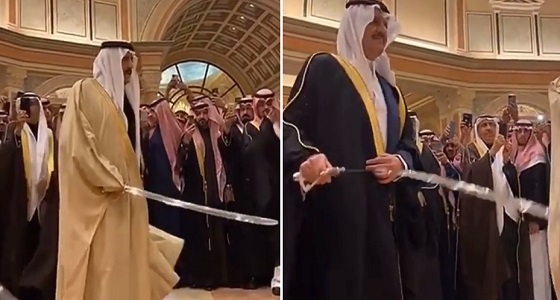 بالفيديو.. الأمير أحمد بن سعود يؤدي العارضة السعودية في حفل زفاف