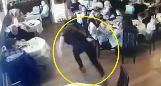 بالفيديو.. فتاة تُعايش موقفا محرجا خلال تقديمها الطعام للزبائن