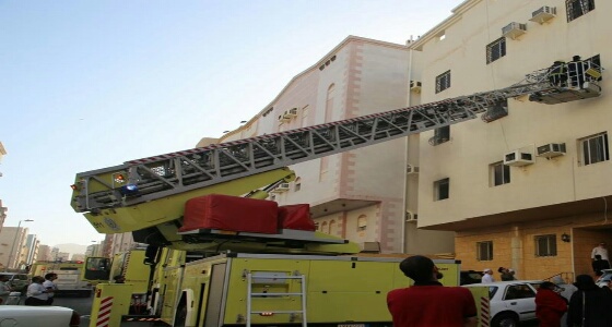 بالصور.. إصابة عدد من الأشخاص إثر اندلاع حريق بـ « بناية » في مكة