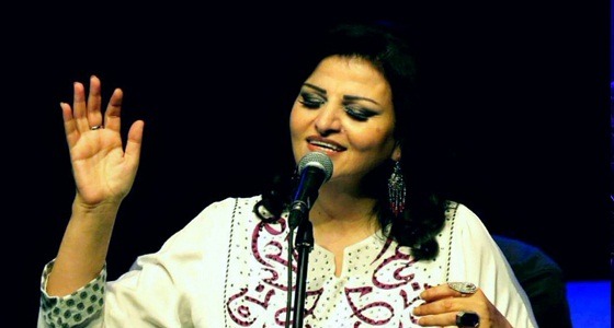 بالفيديو.. مطربة تشدو بـ «طلع البدر علينا» داخل الكنيسة