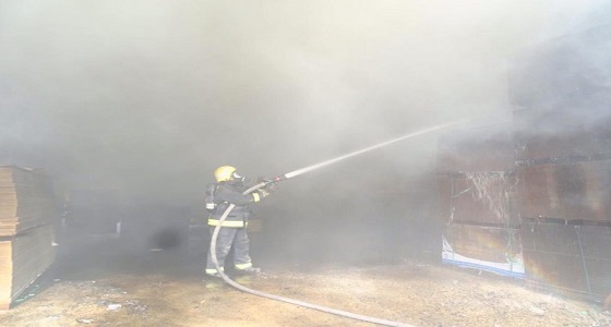 إندلاع حريق هائل بمستودع أخشاب بحفر الباطن والدفاع المدني يتدخل