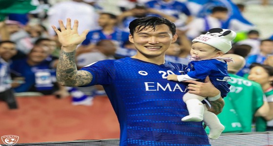 محترف الهلال الكوري يحتفل بفوز الفريق مع ابنه