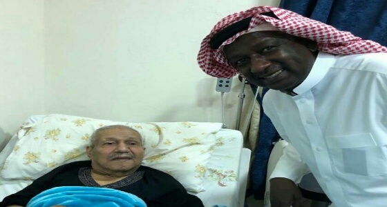 بالصور.. ماجد عبدالله يزور نجم الهلال السابق مبارك عبدالكريم ليطمئن على صحته