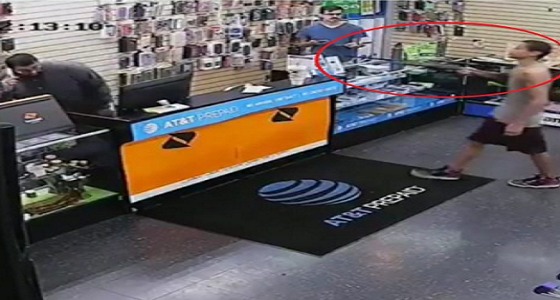 بالفيديو.. سطو مسلح على محل «جوالات» لشاب سعودي بأمريكا