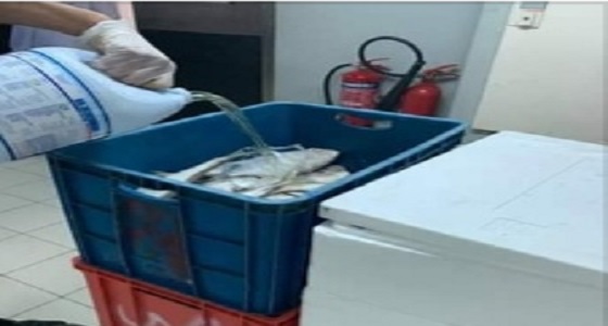 أمانة جدة تتلف 40 كيلو من اللحوم والأسماك الفاسدة بإحدى الهايبرات الكبرى