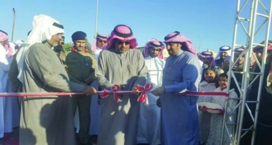 بالصور.. مواطن يقدم المشروبات الساخنة والمأكولات للجنود بعسير