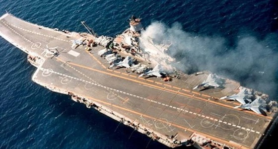 مصرع جندي وإصابة 12 آخرين باندلاع حريق في حاملة طائرات روسية