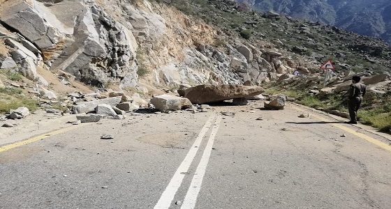 بالصور.. إغلاق عقبة حزنة في الباحة بسبب تساقط الصخور 