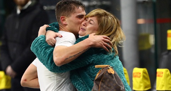 شاهد.. دموع الفرح لوالدته مهاجم إنتر ميلان الشاب تربك مشاعر الإيطاليين