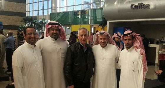 بالفيديو.. طلاب يستقبلون معلمهم المصري بعد 25 عاما من مغادرته المملكة