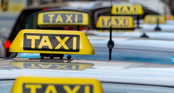 سائق تاكسي هندي يطيح برجل يهرب النساء للكويت