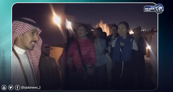 بالفيديو.. لحظة استقبال شاب لسياح صينيين أثناء زيارتهم موسم الدرعية 