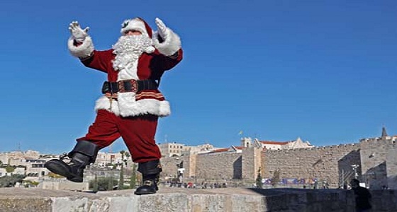 شاهد.. بابا نويل يظهر في القدس المحتلة
