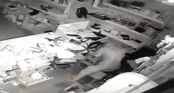 فيديو يوثق عملية سرقة عدد من المحلات بمحافظة القويعية
